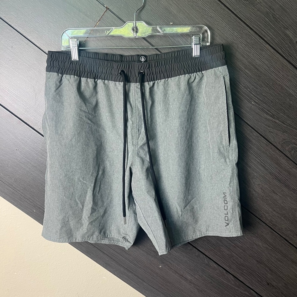 Volcom Men's Hybrid Walk Shorts Gray Black Drawstring Size Large Casual